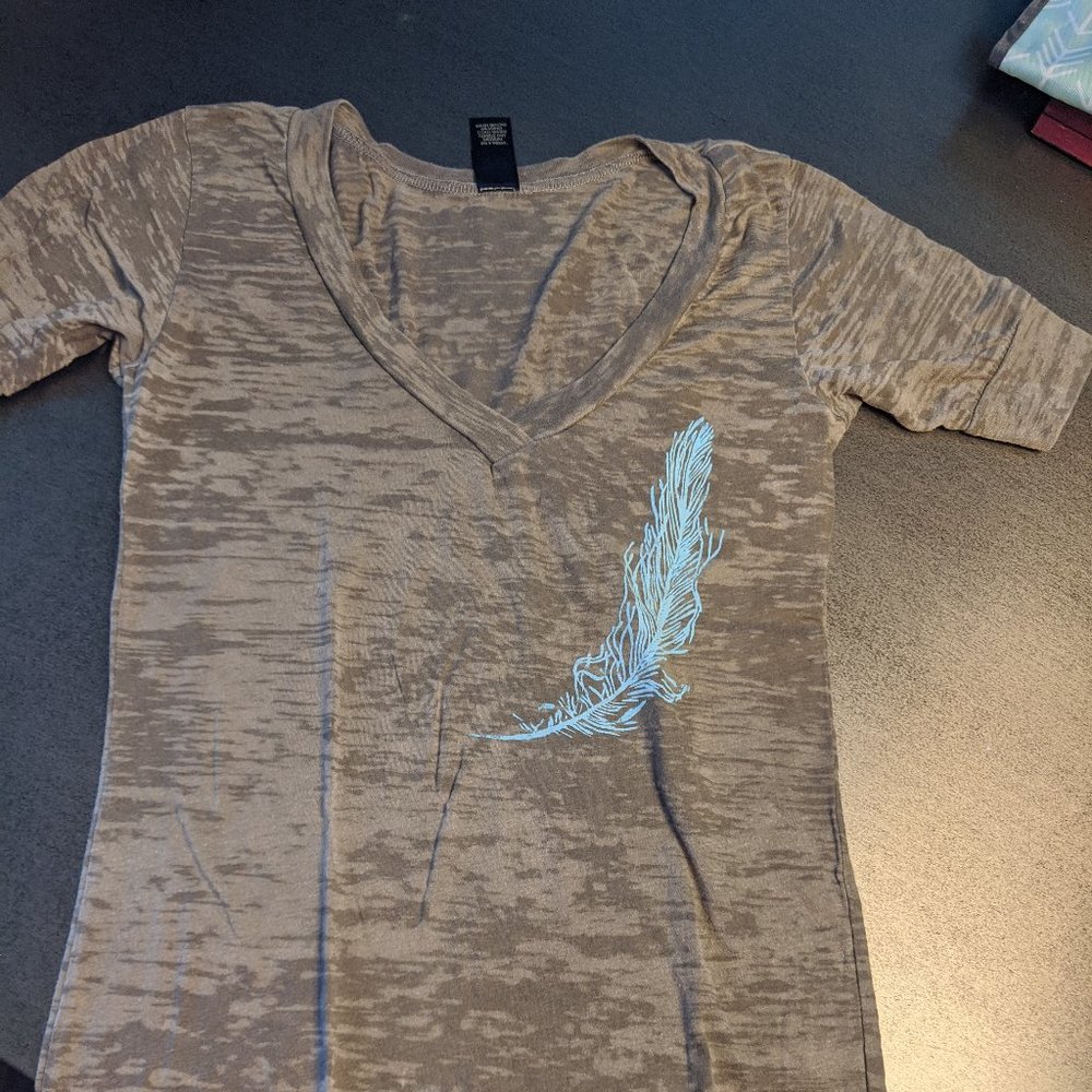 Feather Graphic Distressed Tissue Tshirt S/M